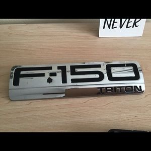 Ford F150  TRITON display emblem